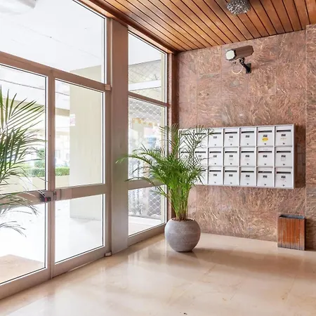 Hostwise - Bright & Spacious Flat