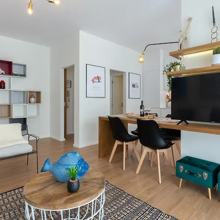 Hostwise - Bright & Spacious Flat