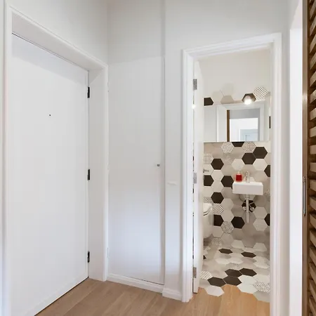 Hostwise - Bright & Spacious Flat *