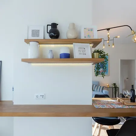 Hostwise - Bright & Spacious Flat